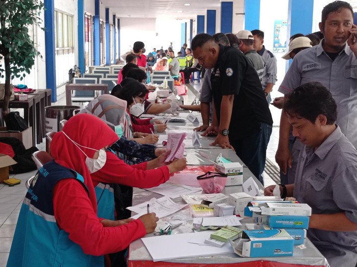 Pemeriksaan kesehatan sopir dan kru bus di Terminal Tipe A Giri Adipura Wonogiri, Sabtu (29/04) (Foto: Istimewa)