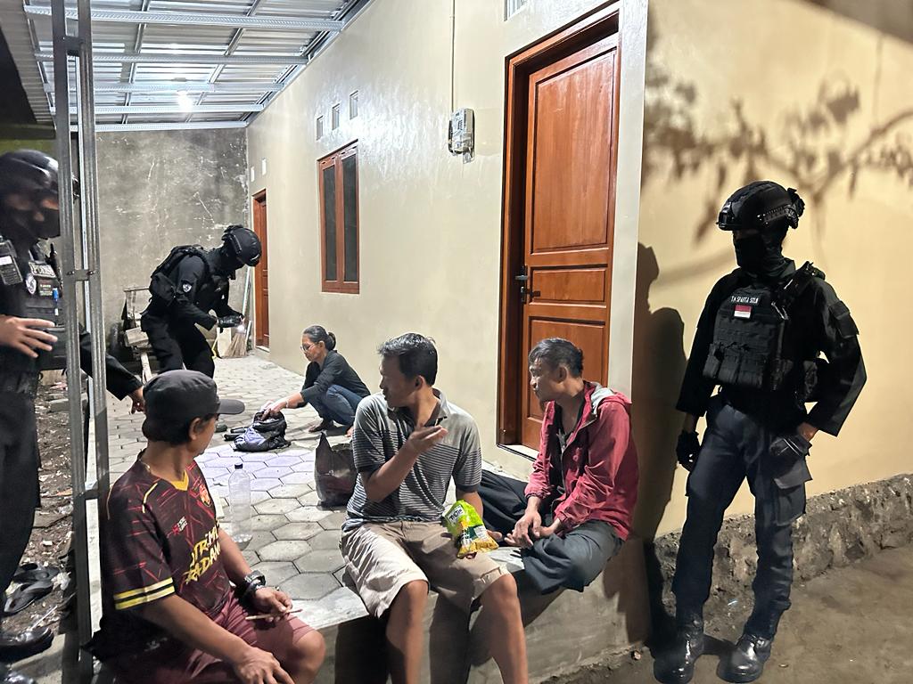 Asik Pesta Miras, Tim Sparta Tangkap 4 Warga Gede Panularan Laweyan