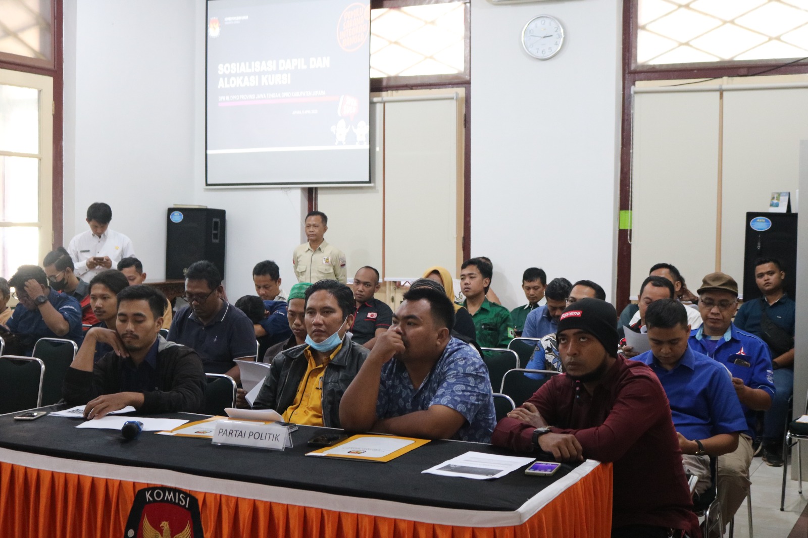 Para anggota parpol tengah berkumpul dalam kegiatan sosialisasi yang digelar KPU Jepara (06/04)