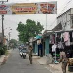 Dinilai Membahayakan Pengguna Jalan, Satpol PP Tertibkan Spanduk Tak Berizin