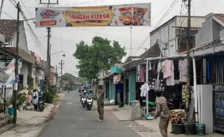 Dinilai Membahayakan Pengguna Jalan, Satpol PP Tertibkan Spanduk Tak Berizin