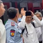Anas Urbaningrum saat bebas dari Lapas Sukamiskin disambut para simpatisan, Selasa (11/04)