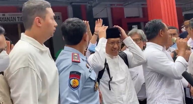 Anas Urbaningrum saat bebas dari Lapas Sukamiskin disambut para simpatisan, Selasa (11/04)