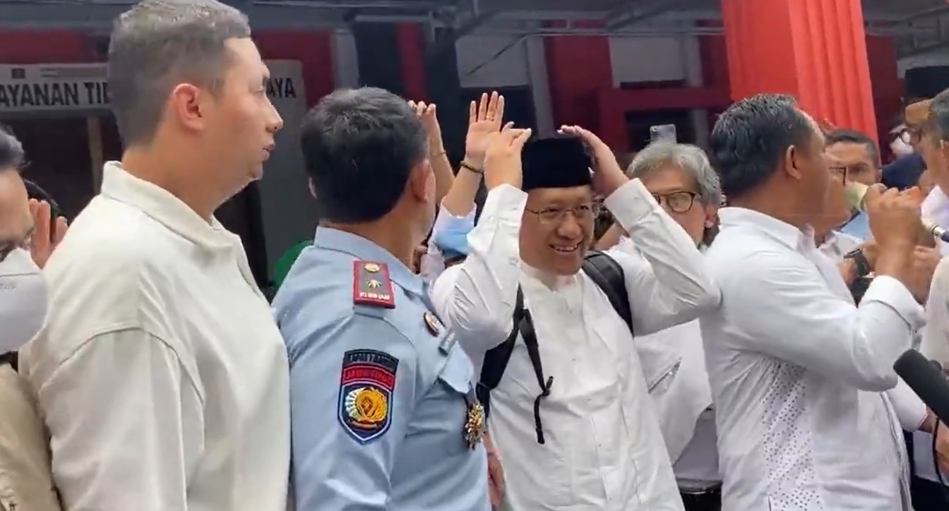 Anas Urbaningrum saat bebas dari Lapas Sukamiskin disambut para simpatisan, Selasa (11/04)