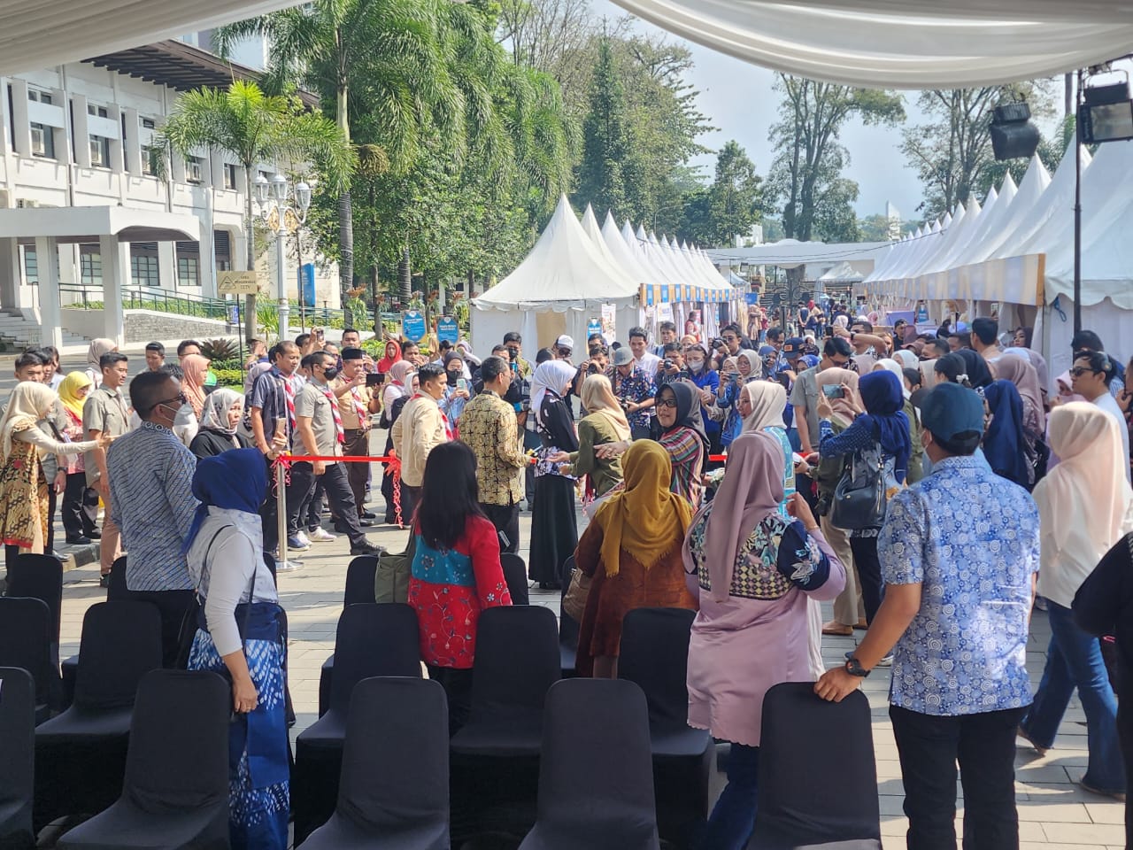 Warga Serbu Bazaar Ramadan bank bjb 1444H di Gedung Sate