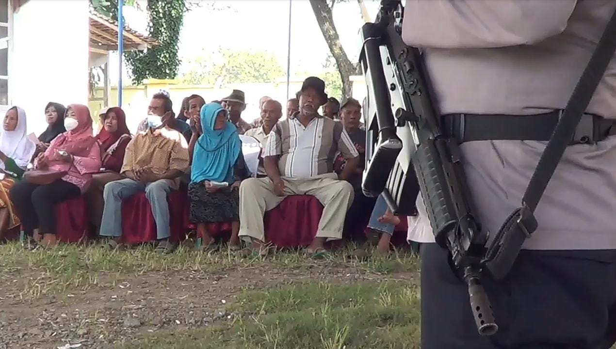 Ratusan petani penggarap lahan warga Desa Sugihmanik,Kecamatan Tanggungharjo,Grobogan,Jawa Tengah,menerima uang kerohiman dari PT ALIB di Balai Desa Sugihmanik, Jumat (14/04).
