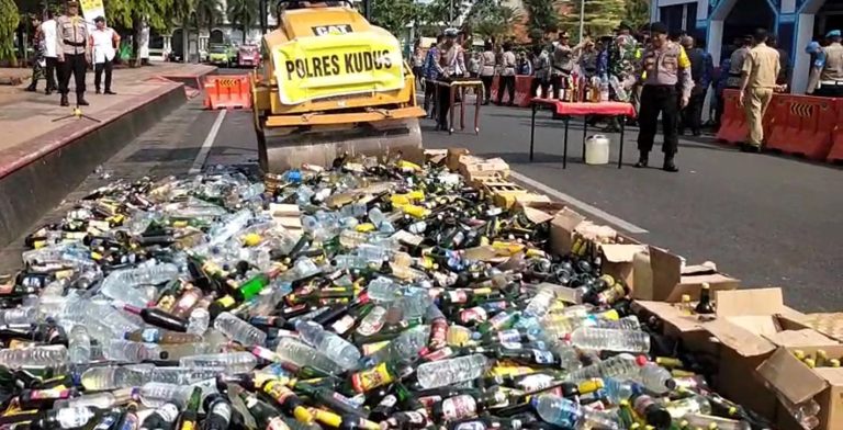 Musnahkan Ribuan Botol Miras Sitaan, Kapolres: Bukti Masih Banyak yang Melanggar