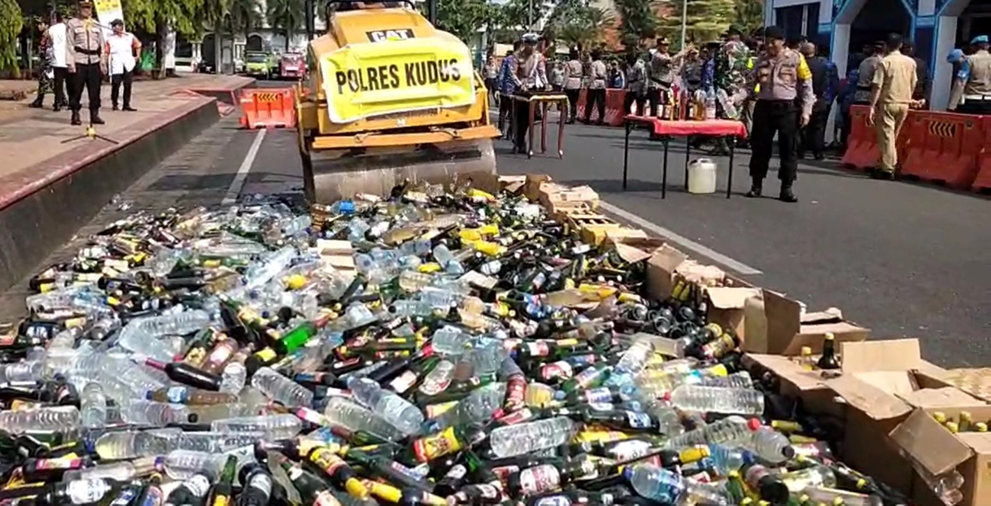 Musnahkan Ribuan Botol Miras Sitaan, Kapolres: Bukti Masih Banyak yang Melanggar