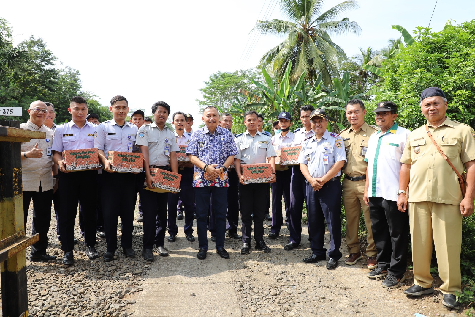 Bupati Purworejo Beri Tali Asih Petugas Penjaga Perlintasan KA