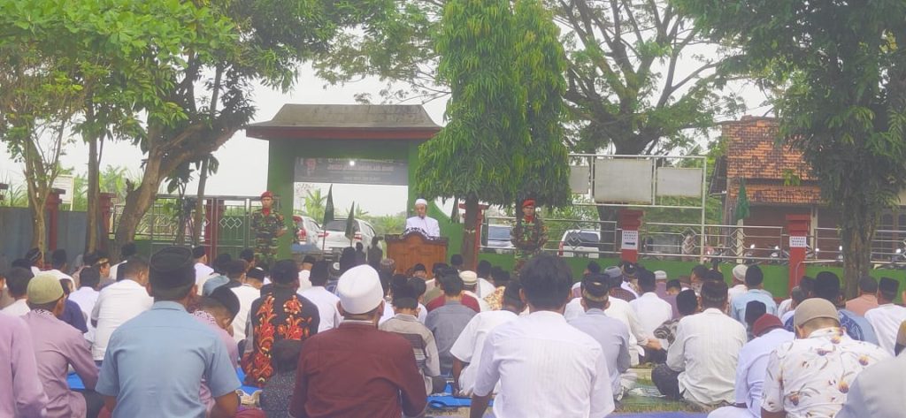 Suasana Salat Idul Fitri di SDN 1 Setrokalangan, Jumat (21/04)