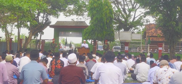 Suasana Salat Idul Fitri di SDN 1 Setrokalangan, Jumat (21/04)
