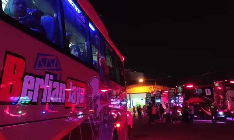 Aktivitas pemudik di Terminal Induk Jati, Kabupaten Kudus, Kamis (27/04) (Foto: Istimewa)