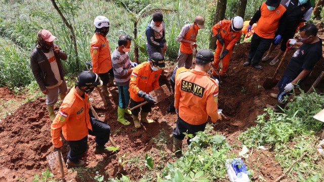 Proses pencarian korban dukun penggandaan uang, Slamet Tohari, Senin (02/04)