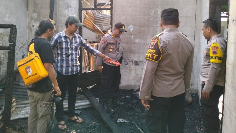 Polisi Periksa TKP Kebakaran Rumah di Purbalingga