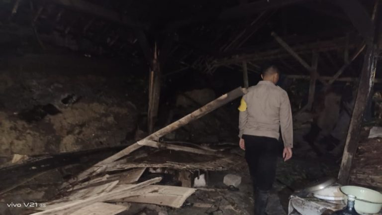 Hujan Deras, Rumah Warga Longsor Menimpa Kediaman Tetangga