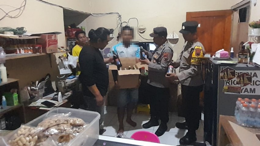 Polsek Mrebet Sita Belasan Botol Miras dari Warung di Desa Selaganggeng