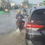 Air Rob Genangi Jalur Pantura Sayung, Arus Lalu Lintas Tersendat