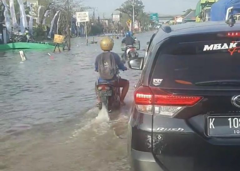 Air Rob Genangi Jalur Pantura Sayung, Arus Lalu Lintas Tersendat