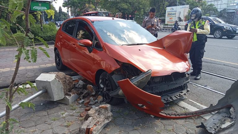 Kurang Fokus, Mobil Tabrak Kereta Api Jaladara di Jalan Slamet Riyadi