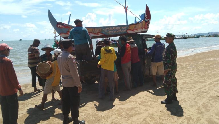Personel Polsek dan Koramil Rembang Kota Amankan Larung Sesaji di Desa Pasarbanggi