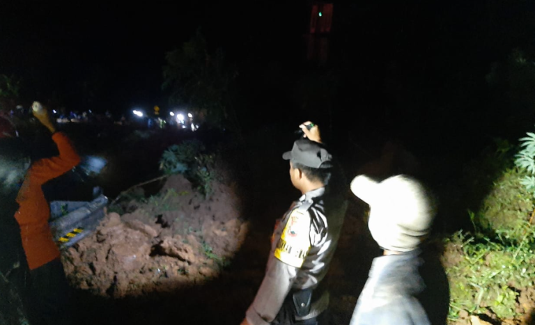 Polisi Evakuasi 3 Korban Tebing Longsor, Satu di Antaranya Tewas