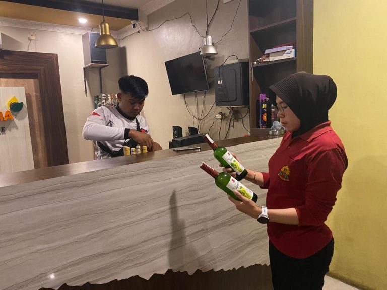 Ciptakan Kondusifitas, Polisi Sita Puluhan Botol Miras dari Café di Pekalongan