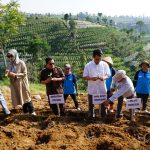 Wakil Bupati Temanggung Heri Ibnu Wibowo bersama Koordinator Tanaman Semusim Direktorat Perkebunan Kementan RI Ronald Evan Zigler menanam tembakau di lereng Gunung Sumbing, Sabtu (20/05).