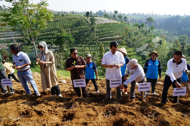 Wakil Bupati Temanggung Heri Ibnu Wibowo bersama Koordinator Tanaman Semusim Direktorat Perkebunan Kementan RI Ronald Evan Zigler menanam tembakau di lereng Gunung Sumbing, Sabtu (20/05).