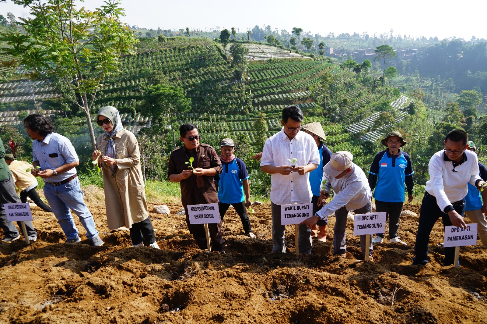 Wakil Bupati Temanggung Heri Ibnu Wibowo bersama Koordinator Tanaman Semusim Direktorat Perkebunan Kementan RI Ronald Evan Zigler menanam tembakau di lereng Gunung Sumbing, Sabtu (20/05).