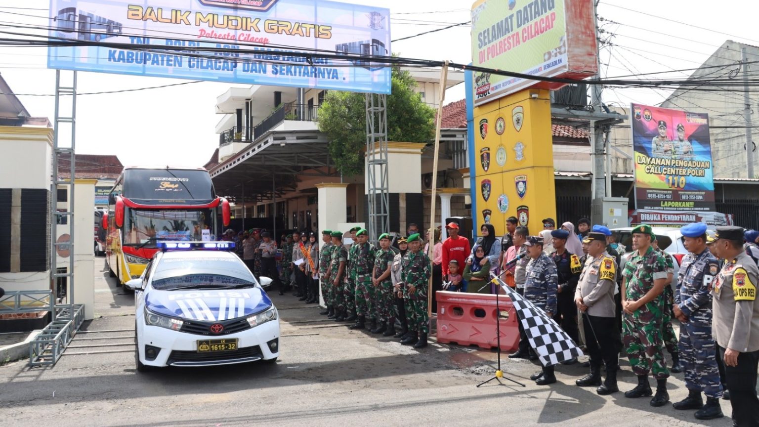 10 Bus Balik Mudik TNI-Polri Diberangkatkan dari Cilacap ke Jakarta