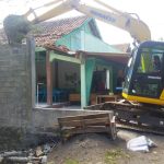 Nekat Tak Dibongkar, Bangunan Tidak Berizin di Area Pantai Dewaruci Dirobohkan