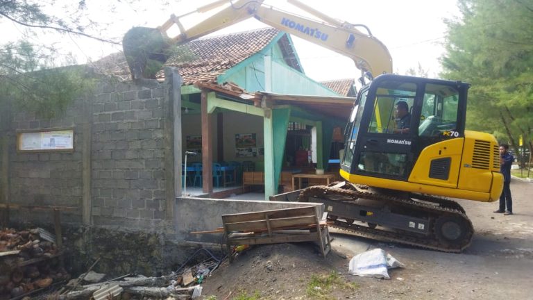 Nekat Tak Dibongkar, Bangunan Tidak Berizin di Area Pantai Dewaruci Dirobohkan