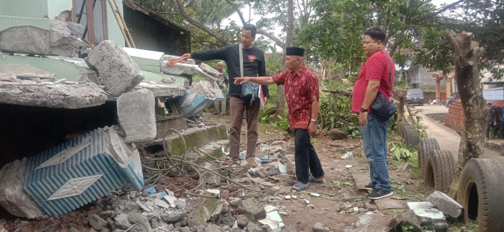 Bantu Renovasi Rumah, Seorang Warga Bawen Terjatuh dari Atap