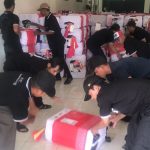 Petugas di Asrama Haji Donohudan Boyolali menata koper-koper milik calhaj Kabupaten Grobogan.