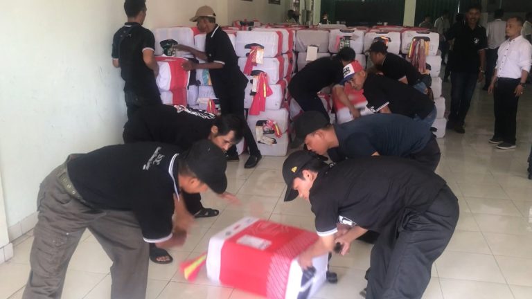 Petugas di Asrama Haji Donohudan Boyolali menata koper-koper milik calhaj Kabupaten Grobogan.