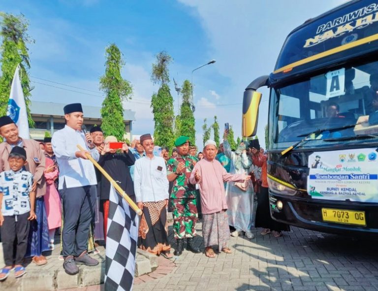 Pemkab Kendal Lepas Keberangkatan Santri Kendal ke Ponpes Lirboyo