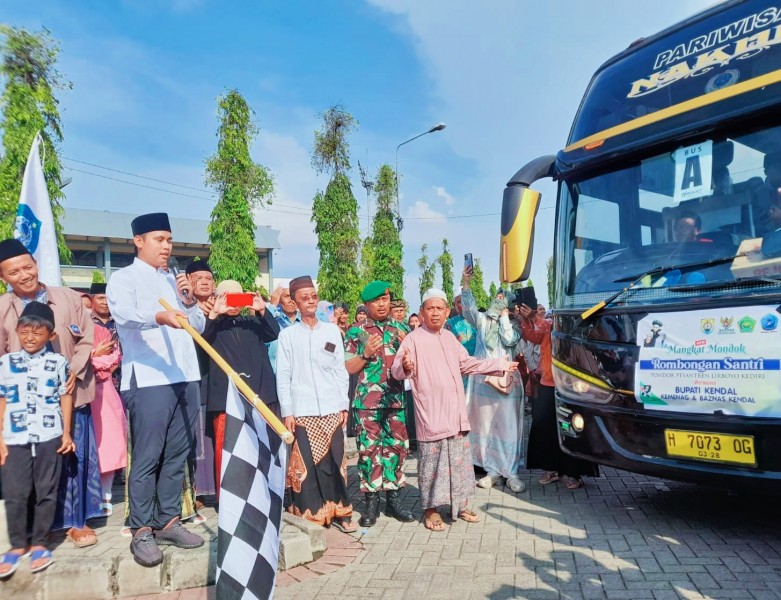 Pemkab Kendal Lepas Keberangkatan Santri Kendal ke Ponpes Lirboyo