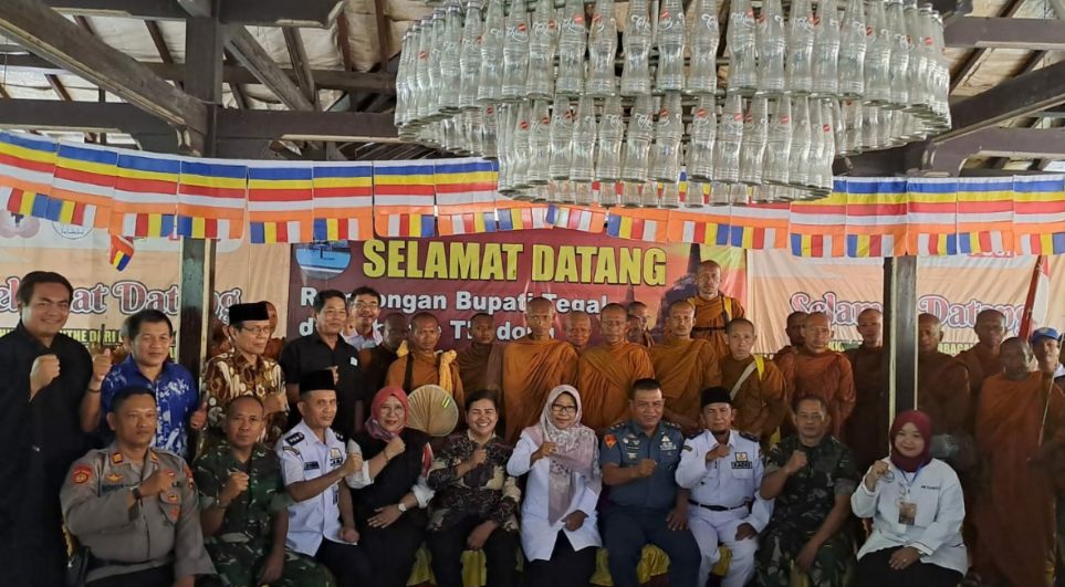 Melintas di Tegal, Bupati Sambut Rombongan Thudong yang Menuju Candi Borobudur