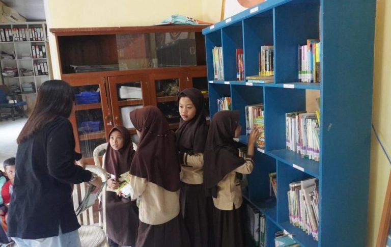 PT BPI Sumbangkan Puluhan Ribu Buku dan Komputer untuk Perpusdes Simbangjati (Foto: Dok MC Batang)