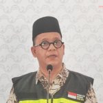 Bukti lain yang ditemukan adalah sebilah pisau. Saat ini pisau tersebut tengah diperiksa oleh tim labfor Polda Jateng, apakah digunakan sebagai alat dalam kasus mutilasi ini. "Kita pendalaman masalah pisau yang kita temukan. Itu pendalaman dari saksi. Pisau itu dipinjem seseorang dari tetangganya," ujarnya. "Saat ini, pisau tersebut kita kirim ke Labfor sambil menunggu hasilnya, apakah ada darah atau tes DNA yang bisa membantu dalam penyelidikan kasus mutilasi ini," sambung Sigit. Hingga saat ini, polisi sudah memintai keterangan lebih dari 20 saksi. Saksi yang diperiksa meliputi orang yang menemukan potongan tubuh korban, keluarga, dan teman korban. "Untuk saksi saat ini sudah 20 lebih kita periksa dan tentunya ada yang bisa membuat terang dari kasus mutilasi ini. Dari keterangan saksi saat ini, bisa cinta segitiga, bisa juga utang piutang, tapi (motif) masih kita dalami," ujarnya. Terkait pelaku, Sigit mengatakan masih didalami oleh pihak kepolisian. Baca artikel detikjateng, "Terduga Pelaku Mutilasi Pria Bertato Naga Terlacak, Ini Temuan Polisi" selengkapnya https://www.detik.com/jateng/hukum-dan-kriminal/d-6742645/terduga-pelaku-mutilasi-pria-bertato-naga-terlacak-ini-temuan-polisi. Download Apps Detikcom Sekarang https://apps.detik.com/detik/