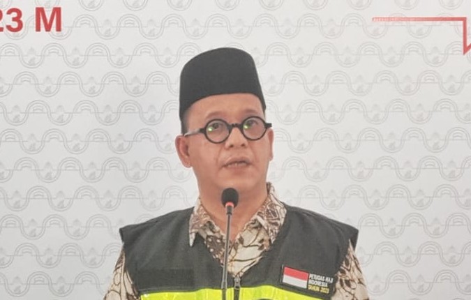 Bukti lain yang ditemukan adalah sebilah pisau. Saat ini pisau tersebut tengah diperiksa oleh tim labfor Polda Jateng, apakah digunakan sebagai alat dalam kasus mutilasi ini. "Kita pendalaman masalah pisau yang kita temukan. Itu pendalaman dari saksi. Pisau itu dipinjem seseorang dari tetangganya," ujarnya. "Saat ini, pisau tersebut kita kirim ke Labfor sambil menunggu hasilnya, apakah ada darah atau tes DNA yang bisa membantu dalam penyelidikan kasus mutilasi ini," sambung Sigit. Hingga saat ini, polisi sudah memintai keterangan lebih dari 20 saksi. Saksi yang diperiksa meliputi orang yang menemukan potongan tubuh korban, keluarga, dan teman korban. "Untuk saksi saat ini sudah 20 lebih kita periksa dan tentunya ada yang bisa membuat terang dari kasus mutilasi ini. Dari keterangan saksi saat ini, bisa cinta segitiga, bisa juga utang piutang, tapi (motif) masih kita dalami," ujarnya. Terkait pelaku, Sigit mengatakan masih didalami oleh pihak kepolisian. Baca artikel detikjateng, "Terduga Pelaku Mutilasi Pria Bertato Naga Terlacak, Ini Temuan Polisi" selengkapnya https://www.detik.com/jateng/hukum-dan-kriminal/d-6742645/terduga-pelaku-mutilasi-pria-bertato-naga-terlacak-ini-temuan-polisi. Download Apps Detikcom Sekarang https://apps.detik.com/detik/