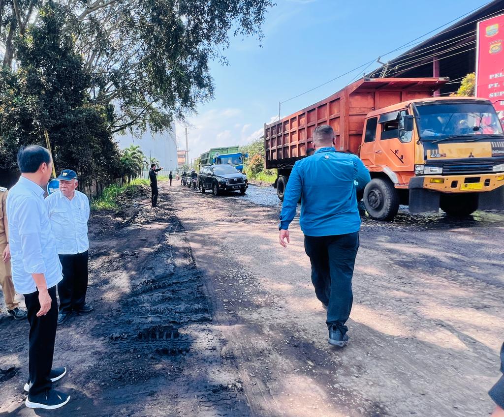 Presiden Jokowi tinjau kondisi jalan di Jambi, Selasa (16/05).
