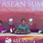Presiden Jokowi memberikan keterangan pers didampingi Menlu dan Mensesneg di Labuan Bajo, Kamis (11/05).