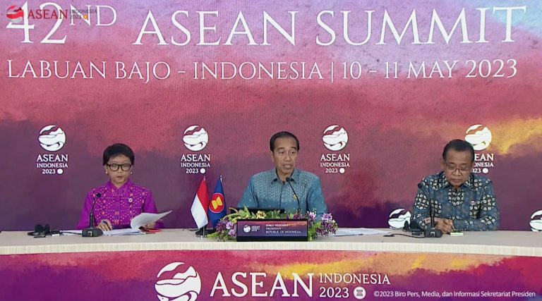 Presiden Jokowi memberikan keterangan pers didampingi Menlu dan Mensesneg di Labuan Bajo, Kamis (11/05).