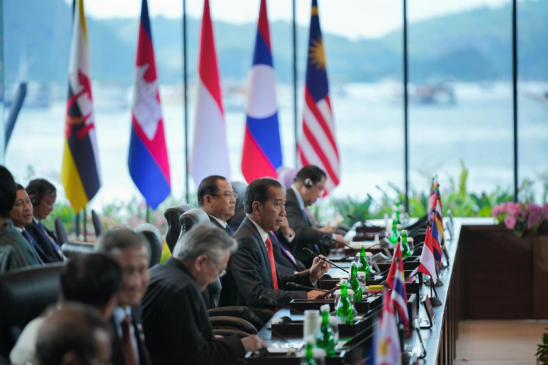 Presiden Jokowi saat membuka Pertemuan Pemimpin ASEAN dengan High-Level Task Force on ASEAN Community’s Post-2025 Vision, di Hotel Meruorah Komodo, Labuan Bajo, Manggarai Barat, Nusa Tenggara Timur, Rabu (10/05).