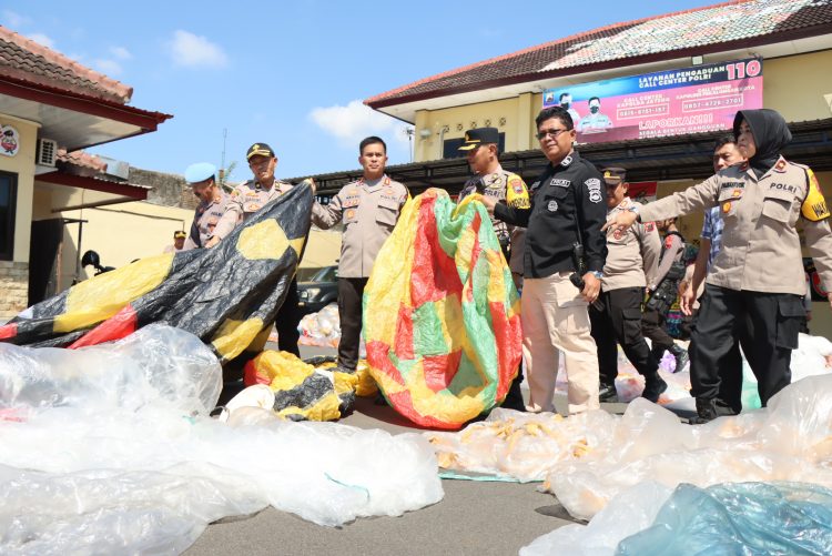 Polres Pekalongan Kota Amankan 137 Balon Udara Liar dan Ratusan Petasan