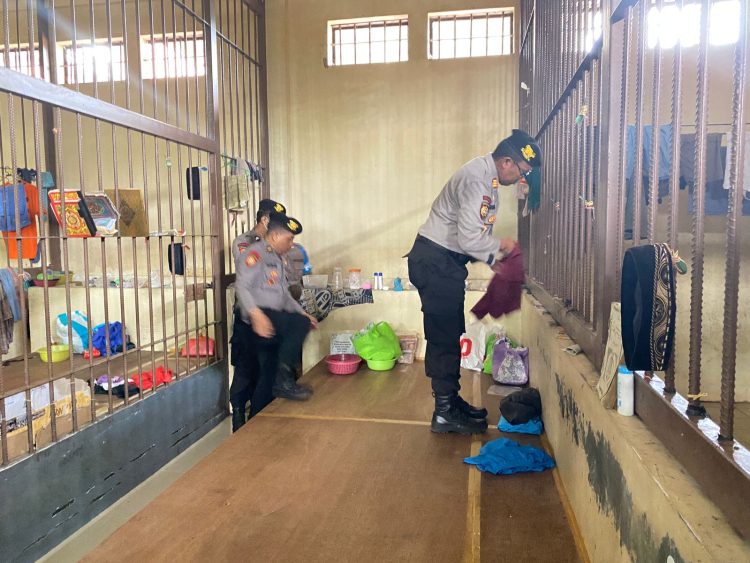 Samapta Polres Kudus Lakukan Razia Ruang Tahanan
