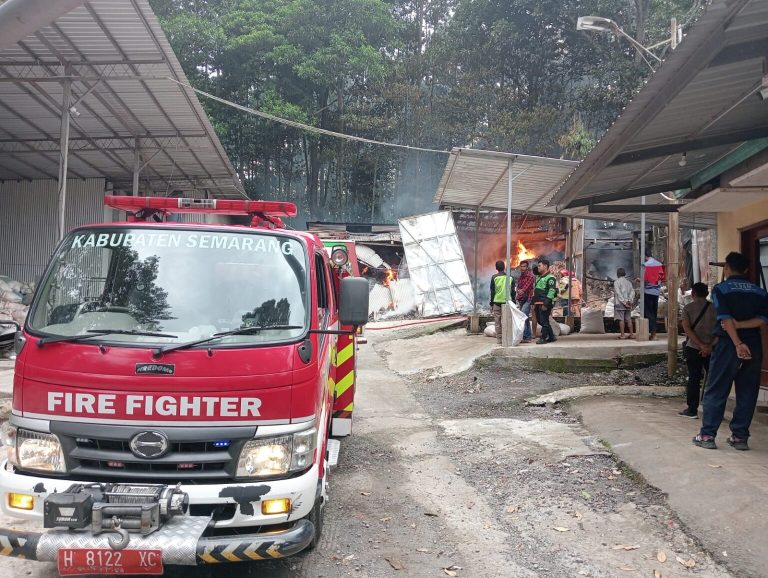 Korsleting, Pabrik Pengolah Limbah Serbuk Kayu Terbakar, Kerugian Ratusan Juta Rupiah