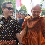 Potret Kerukunan Umat Beragama, 32 Biksu Thudong Disambut Walikota