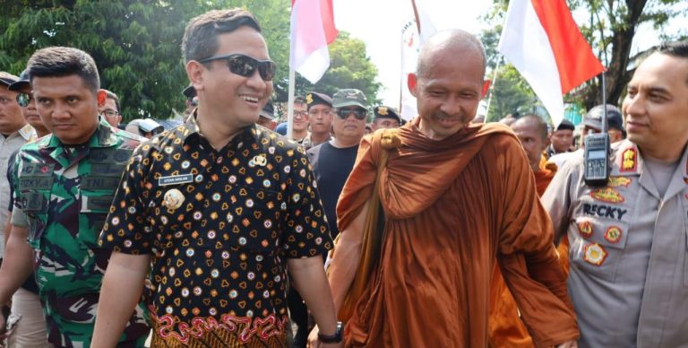 Potret Kerukunan Umat Beragama, 32 Biksu Thudong Disambut Walikota